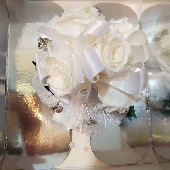 White Corsage infiniterose - Picture 1 of 6